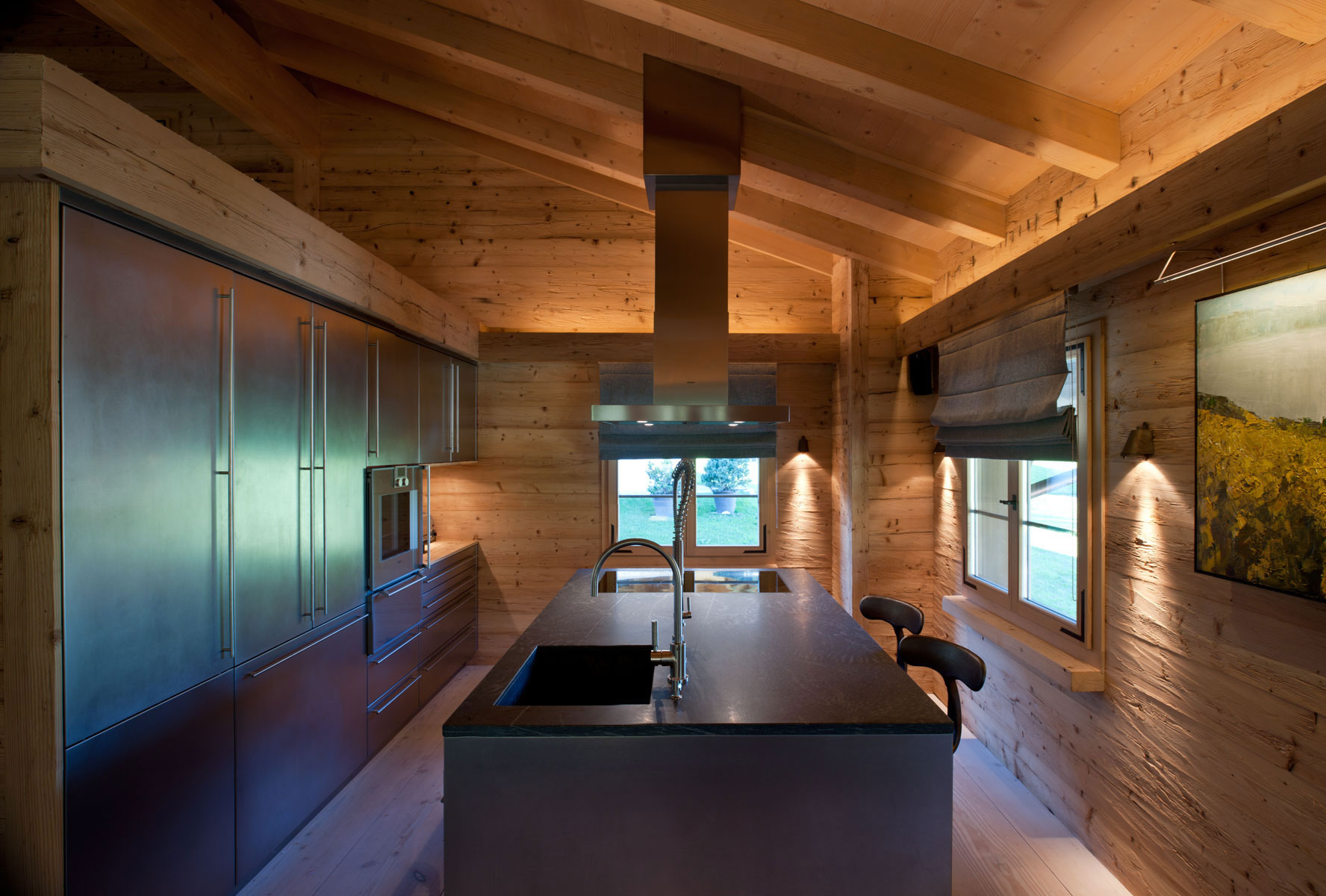 кухня в деревянном доме в стиле хай тек